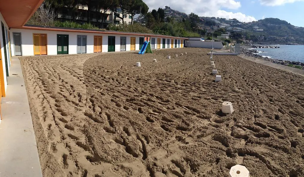 סנרמו Tirrenia Beach House - Sea Front With Private Beach דירה